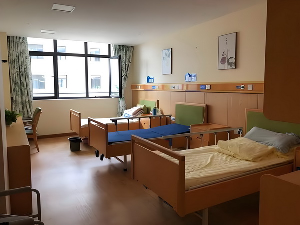 记者：阿代米赛后在更衣室和大家说了很抱歉，他很难过